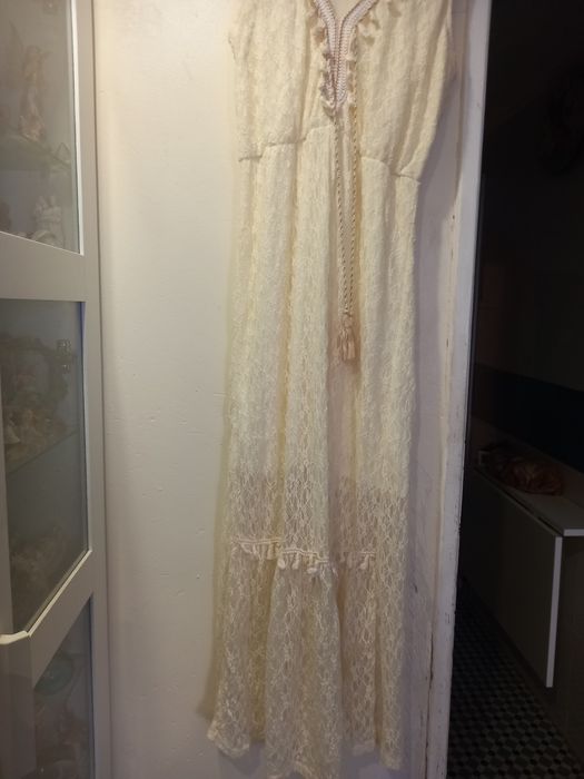 Vestido bege em renda