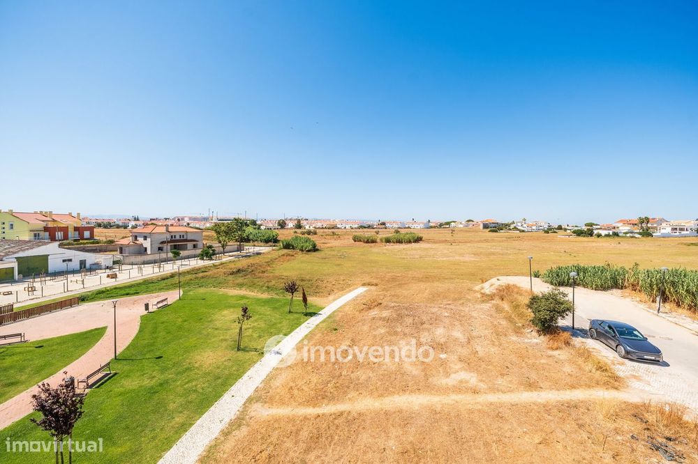Moradia T3+1 moderna, com garagem e áreas amplas, em Alcochete