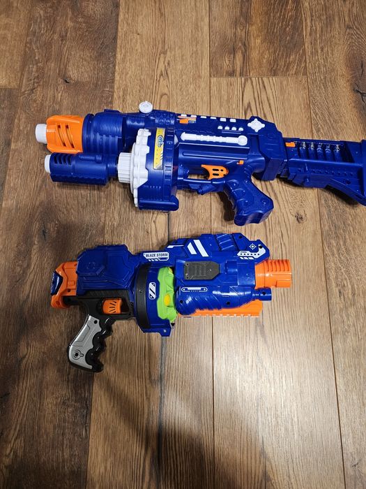 Duże pistolety na naboje piankowe.