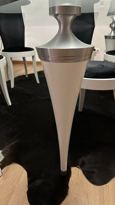 Mesa de jantar triangular, de vidro