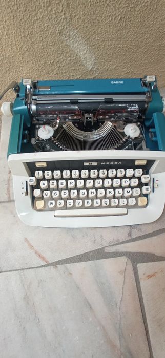 Máquina de escrever antiga em bom estado