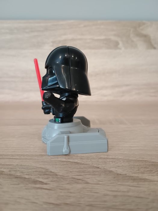 Figurka Darth Vader z Kinder niespodzianki Maxi.