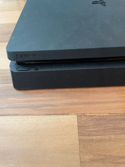 ps4 com 2 comandares e 3 jogos