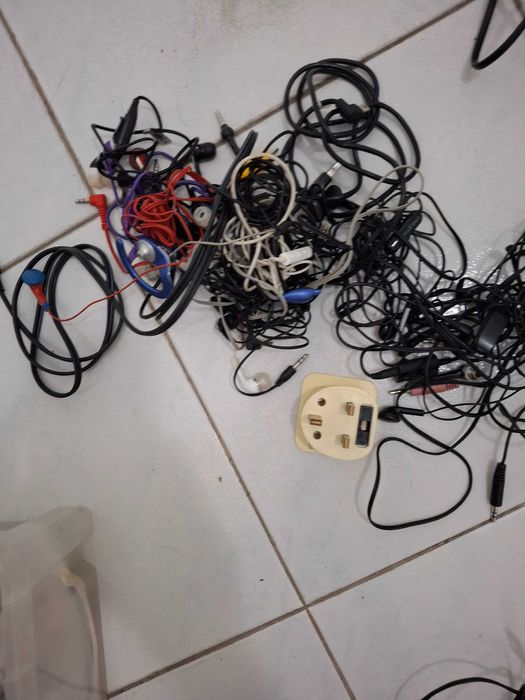 Carregadores de telemoveis antigos, fios de internet, auriculares