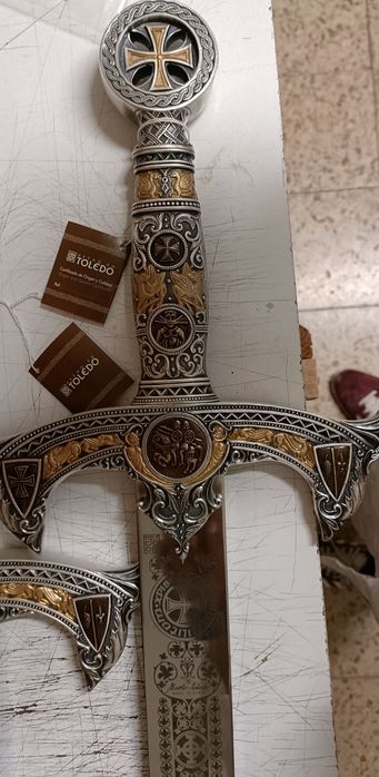 Artigo de decoração. Espada decorativa com suporte para parede