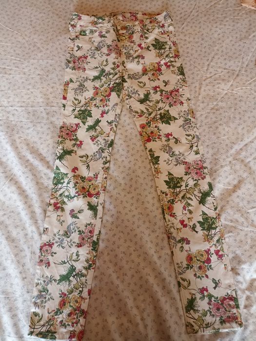 Calças skinny floridas da Zara