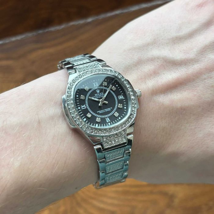 Жіночий годинник на браслеті Rolex срібного кольору з робочою датою