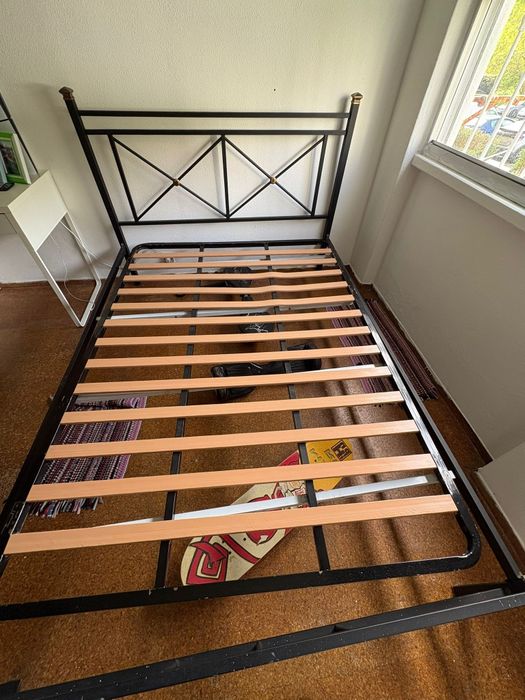 Vendo Cama de Casal, mesas de cabeceira, estrado e colchão
