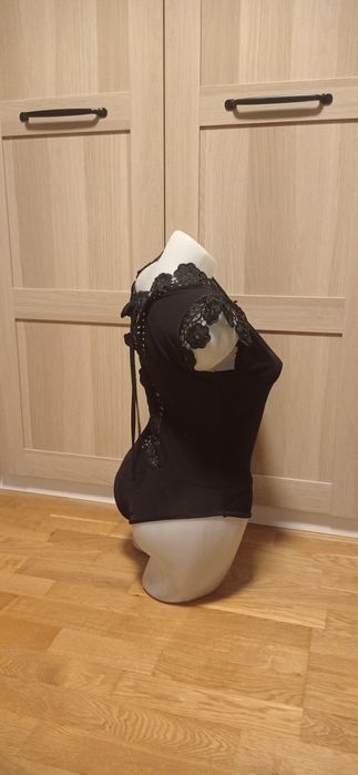 Mia Moda Made in Italy czarne body z szeroką koronką r.S