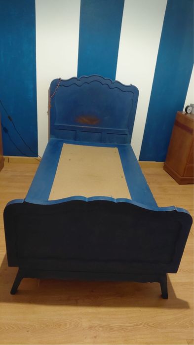 Cama single de madeira