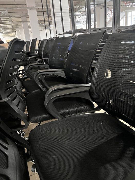 Стулья кресла офисные столы тумбы