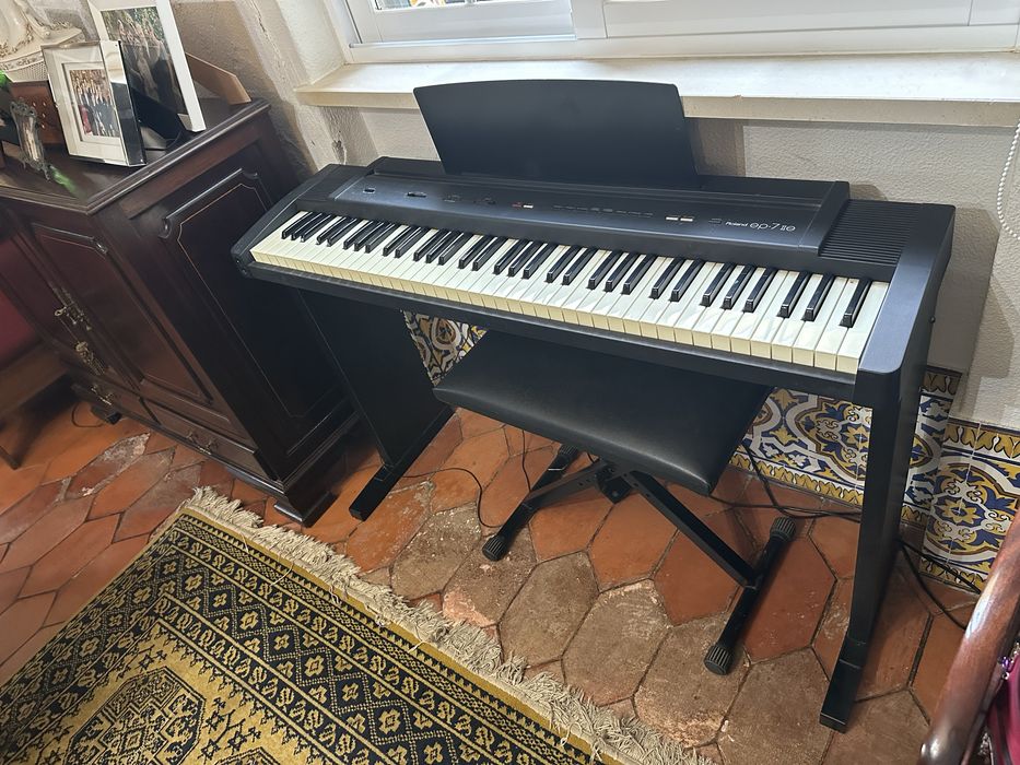 Piano Digital Roland ep-7 IIe (76 Teclas) + banco