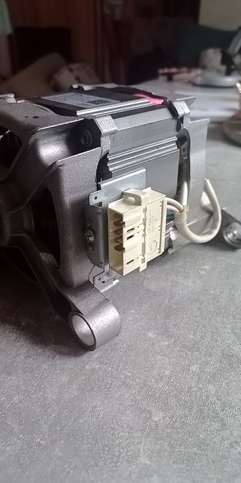 Hotpoint Ariston Aqualtis AQD1071D 69 SILNIK NAPĘDOWY