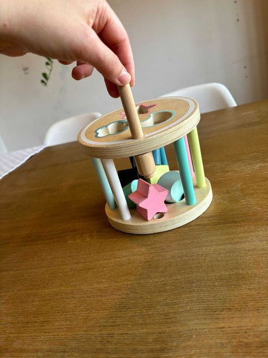 Brinquedo de madeira com formas geométricas de encaixe