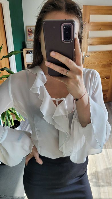 Biała koszula szerokie rękawki