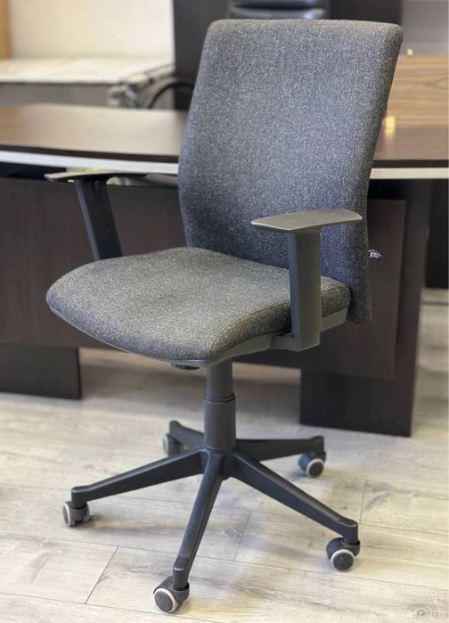 Срочная распродажа Офисная мебель Кресла стулья Крісла стульці Дивани