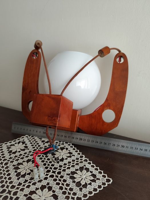 Stylowa lampa wisząca z czasów PRL-u z oryginalnym mlecznym kloszem