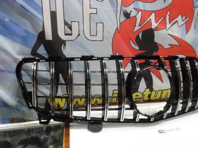 Grelha frontal com suporte de símbolo para Mercedes Classe A W176 2016-2018 GT-R / Panamericana LOOK em cromado e preto brilhante em plástico ABS