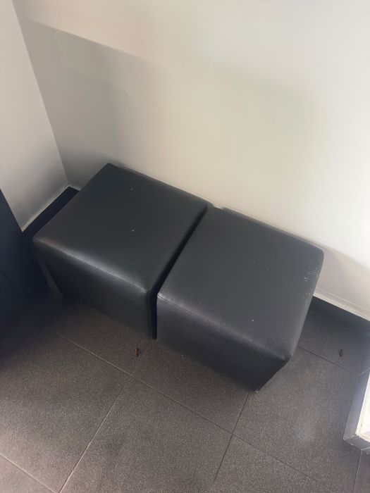 Mesas e sofas de bar