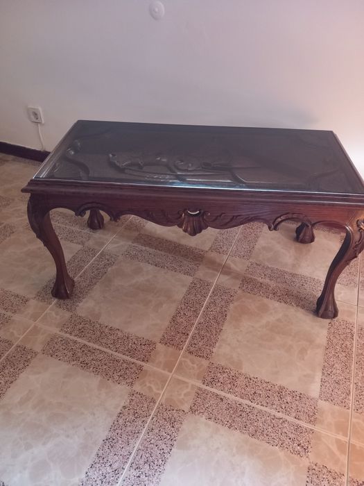 Mesa de centro com trabalhado (antigo)