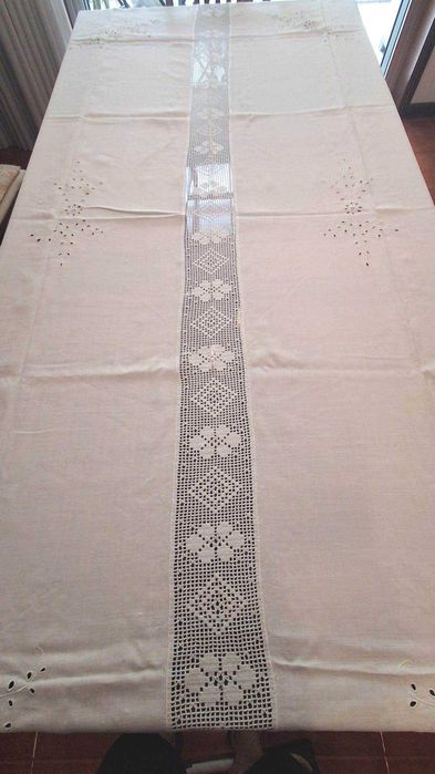 Toalha de Mesa Antiga em Linho Bordada à Mão – 250 x 145 cm