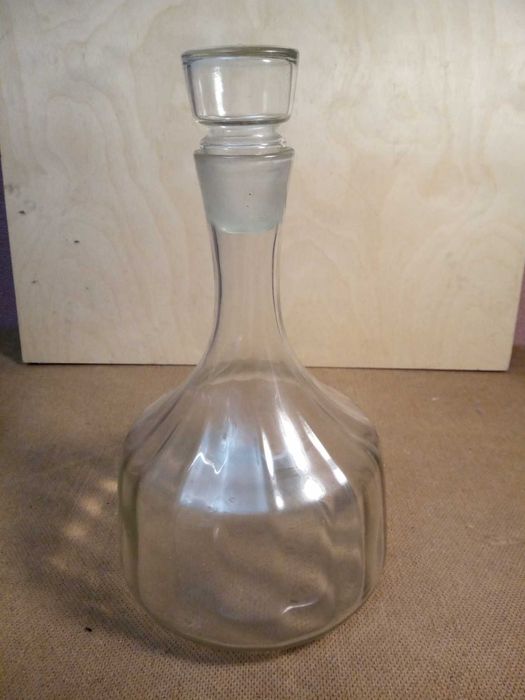 Графин стеклянный 1,5 литра.