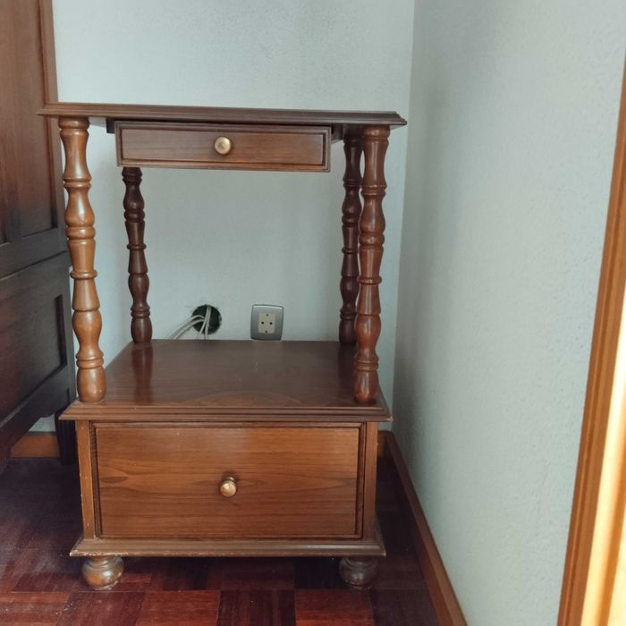 Mesa de apoio com gavetas