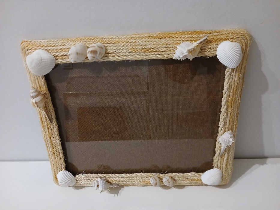 Moldura decorada com ráfia e conchas64552536568706123