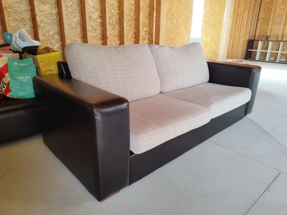 Sofá de 3 lugares, em polipele e tecido