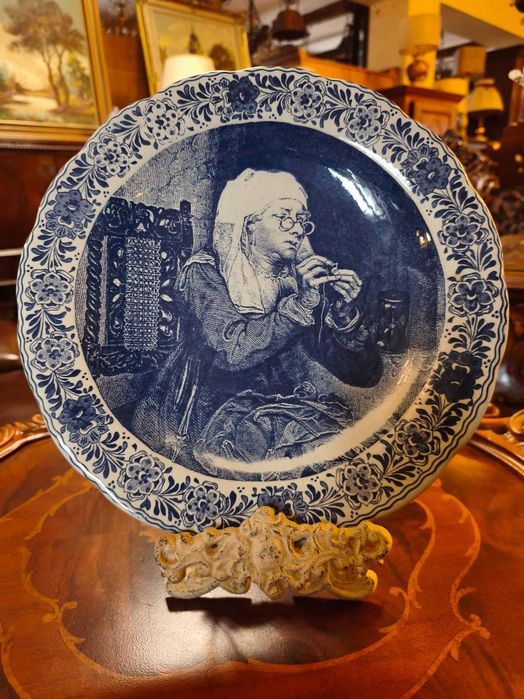 Talerz ścienny Delft Blauw - Chemkefa - Stara kobieta nawlekająca igłę