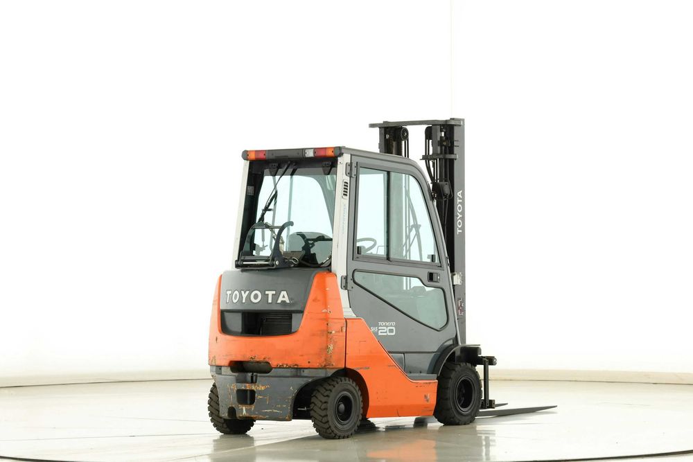Навантажувач TOYOTA 02-8FGKF20, вилковий газовий, вантажопідйомність - 2000 кг