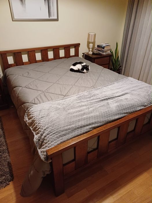Cama com estrado e colchão
