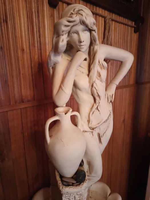 Продам скульптуру Rebecca