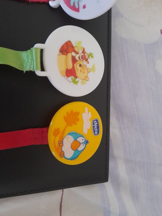 Clipes porta chupeta com fita Bebé Chicco Winnie