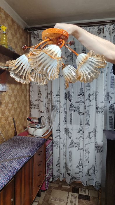 Продам люстру на 5 лампочек