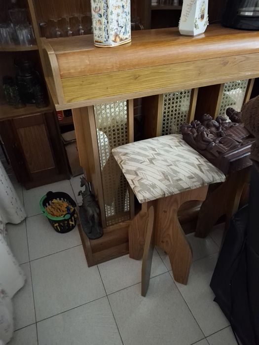 Móvel bar de canto com 2 bancos