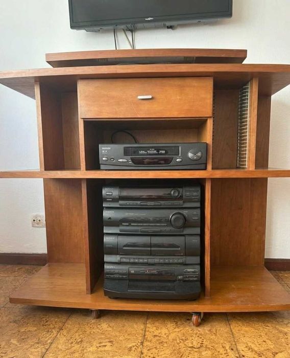 URGENTE/Desocupar: Móvel de TV / Hi-Fi Vintage em Madeira com rodas
