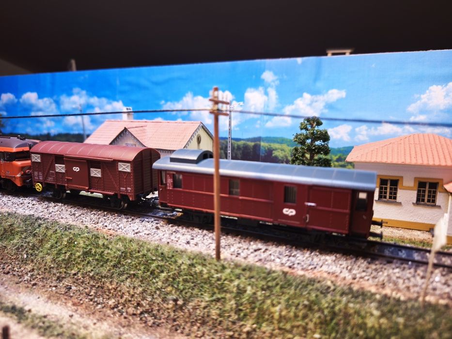 Vagão Jouef e vagão Marklin de bagagens