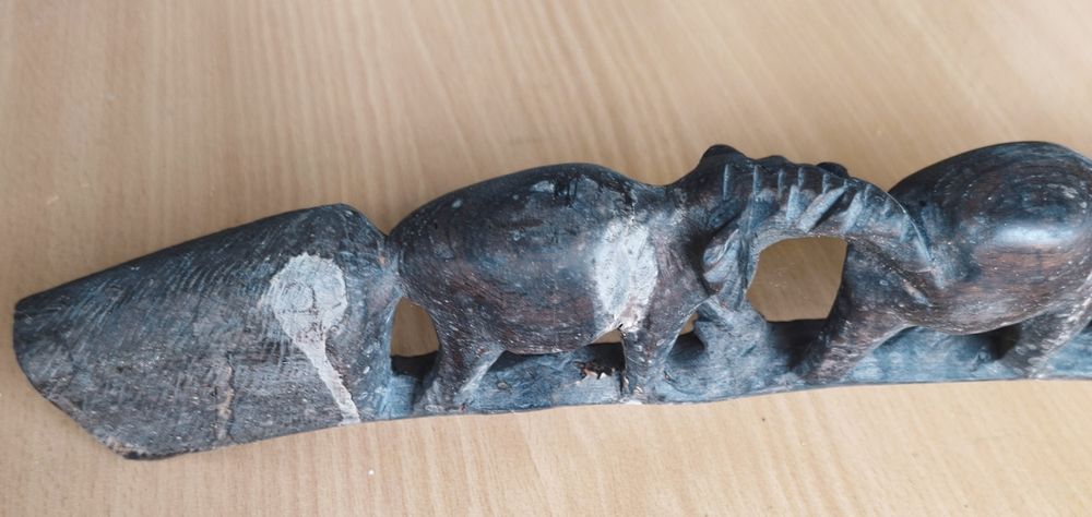Estatueta com figura de animais