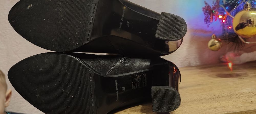 Взуття жіноче шкіряне фабричне