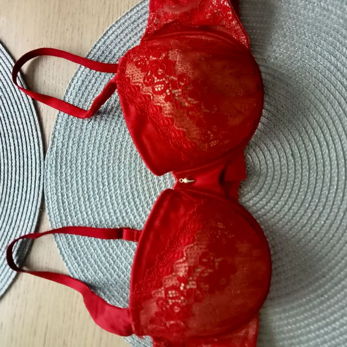 Biustonosz z kieszonkami na wkładki, koronkowy, czerwony Triumph 80B