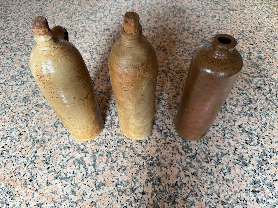 3 garrafas de cerâmica de estilo antigo — decoração e coleção