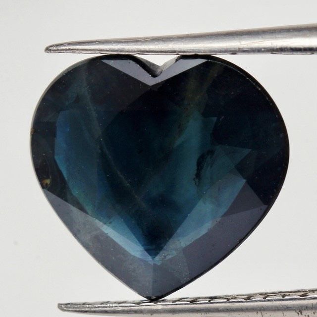 Натуральный сапфир огранки сердце 3.12 карат