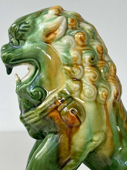 Um excepcional par de Cães de Foo, cerâmica China, Família Verde