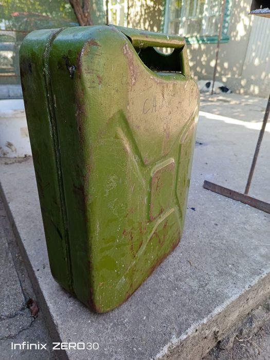 Продам б/у канистру 20 литров из под саляры.