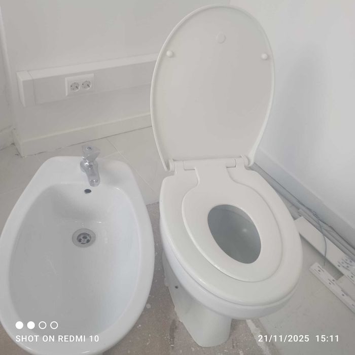 Equipamentos casa de banho. Sanita Bidé com torneira