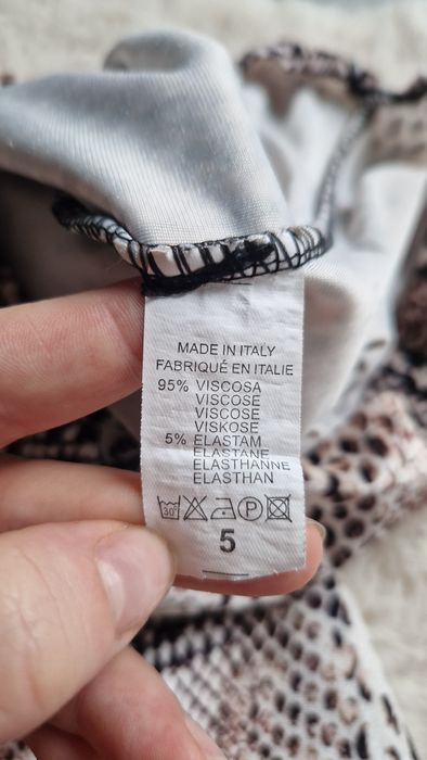 Sukienka o oversaizowym kroju w wężowy wzór L/XL