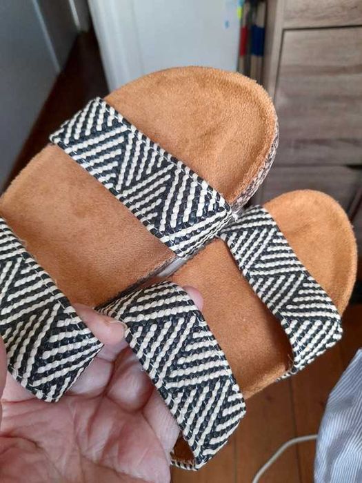 Chinelos / sandálias de tiras preto e branco