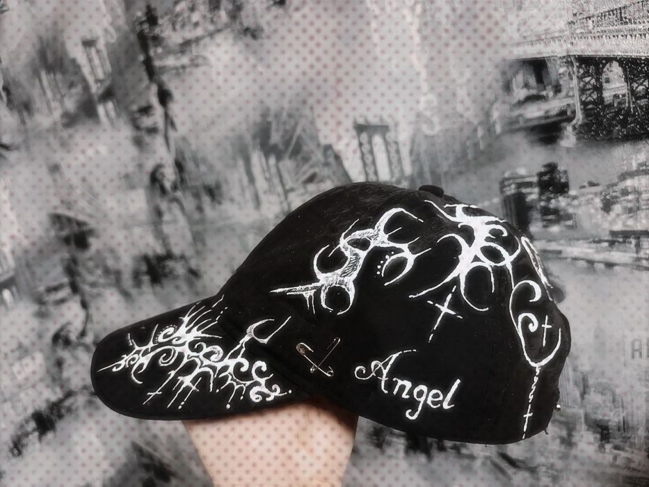 Кепка нова, ручний розпис у стилі cybersigilism