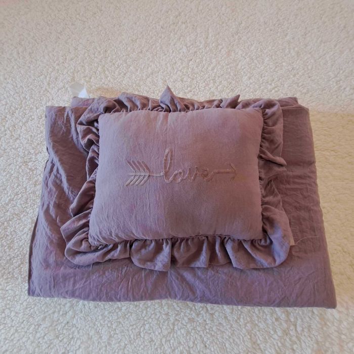 Leciutka Kołderka i dekoracyjna poduszka falbanki lawendowy tk max